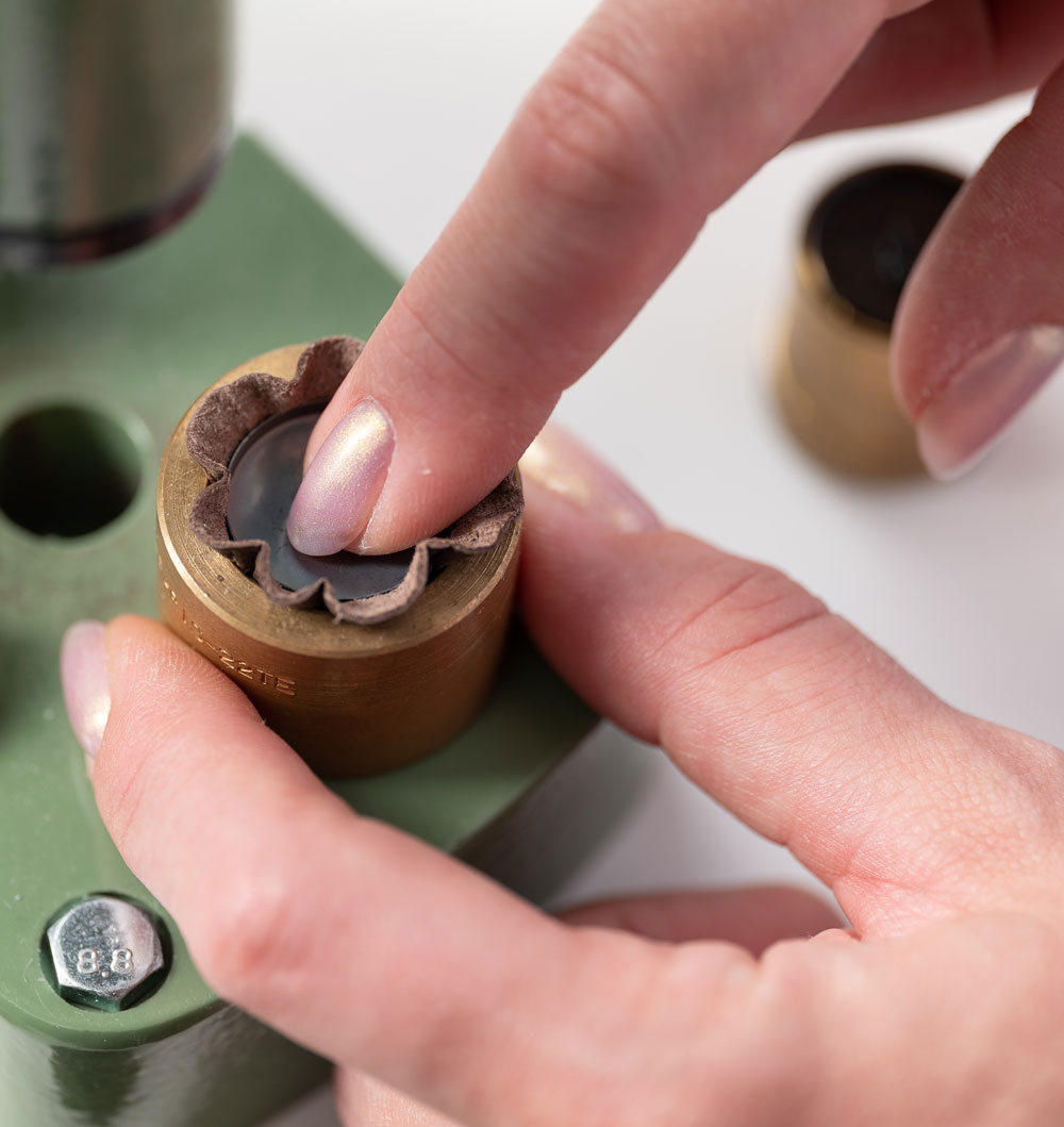 Fabrication de bouton en cuir pour tapisserie