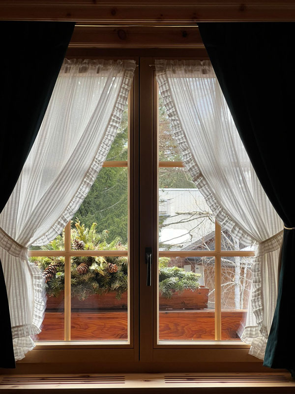 Paire de rideaux et voilages sur mesure dans un chalet