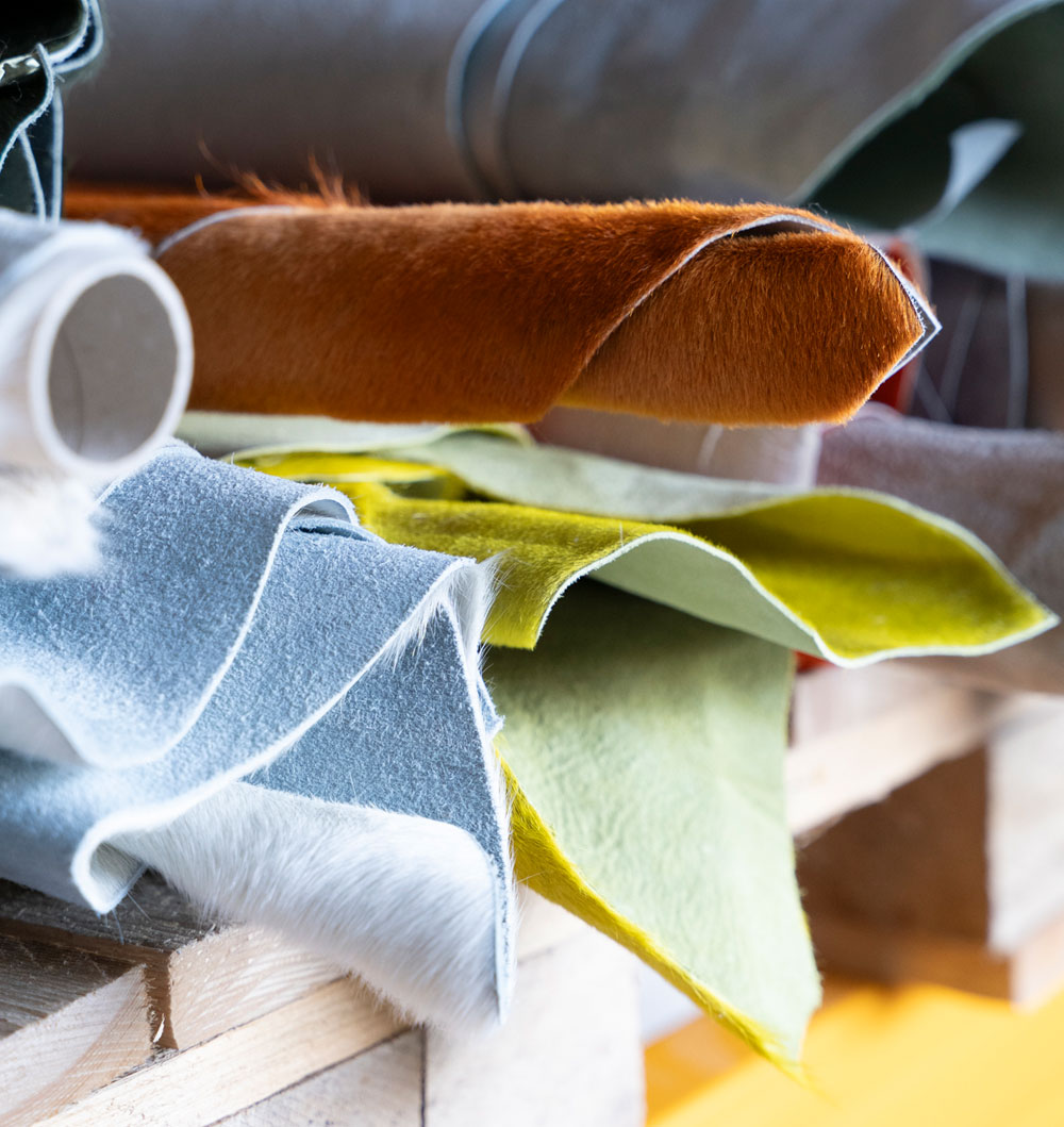 Sélection de peaux et fourrures colorées dans l'atelier Norki