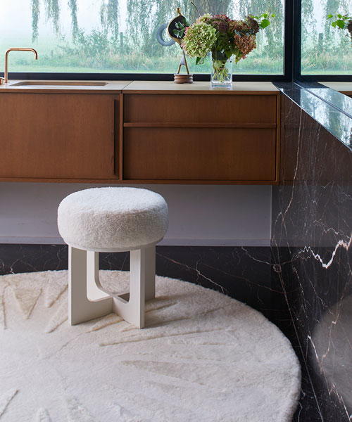 Tapis Icicle dans une salle de bain en marbre blanc