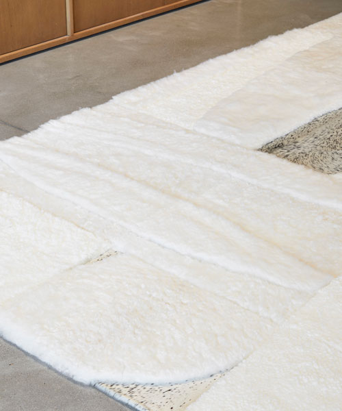 Tapis Zima en mouton et peau de vache de luxe